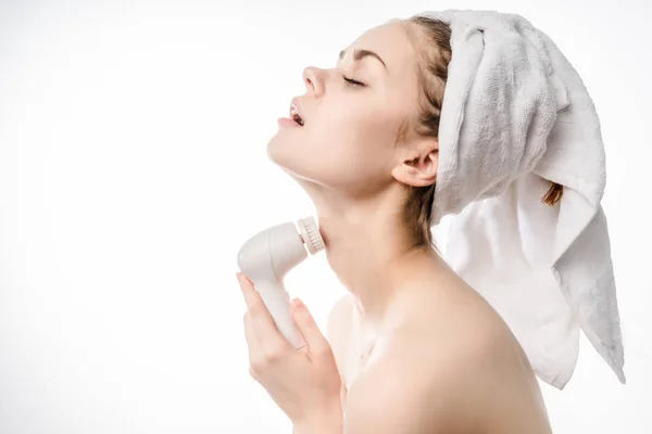 Menina com uma toalha na cabeça limpa o rosto com os olhos fechados — Fotografia de Stock