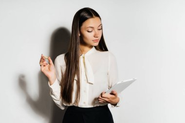 modern başarılı kız Kripto-para büyüme çizelgeleri çalışmalar ve altın bitcoin tutar