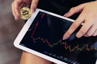 modern başarılı kız Kripto-para tablette büyüme çizelgeleri çalışmalar ve altın bitcoin tutar