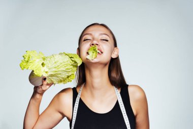 güzel kız, kilo vermek istiyor bir genç sağlıklı düşük kalorili Pekin lahana yiyor