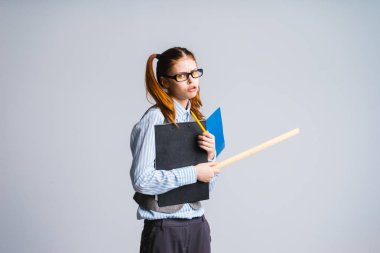 dosyaları tutan sinirli bir yüz ifadesi ile kız öğrenci