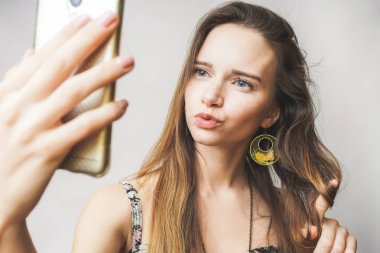 İle hareket eden, mutlu gülümseyen genç kadın bir şey, selfie iş arıyorum