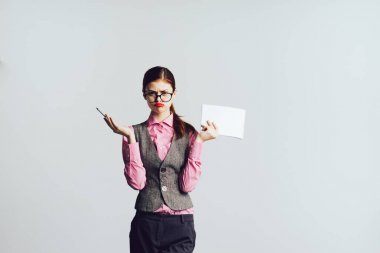 kız öğrenci a bohça-in kağıt holding ayakta üzgün