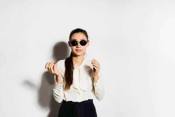 Moderna mujer de negocios exitosa en gafas de sol tiene un bitcoin de oro en las manos — Foto de Stock