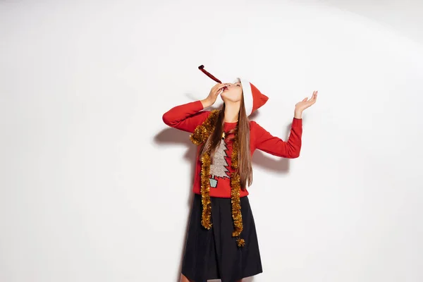 Joven feliz chica celebra el Año Nuevo y la Navidad, en rojo divertido suéter y gorra — Foto de Stock