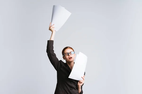 Mädchen im Business-Anzug hält Papier in den Händen — Stockfoto