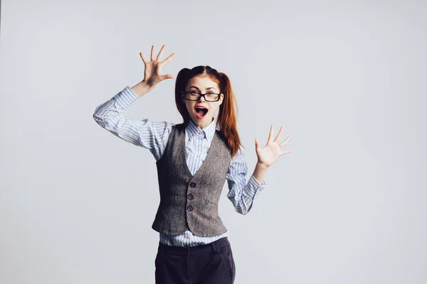 Una chica en gafas gafas alegremente agitando sus brazos — Foto de Stock