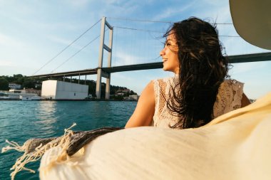 Boğaz'ın, gün batımını bakar bir teknede genç romantik seyahat etmek yelken