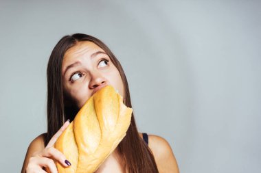 bir genç kız kilo, sersem yiyor zararlı yüksek kalorili ekmek istiyor