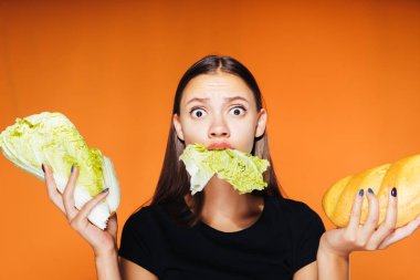 bir genç kız kilo tutar eller yararlı Pekin lahana ve zararlı beyaz ekmek istiyor
