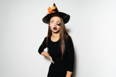 genç seksi Gotik kız Cadılar Bayramı, siyah şapkalı sarı yapraklar ve seyir kadar süslü bir kutlama