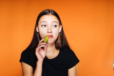 güzel genç kız kadar kilo istiyor düşük kalorili Pekin lahana yemek