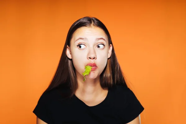 Güzel genç kız kadar kilo istiyor düşük kalorili Pekin lahana yemek — Stok fotoğraf