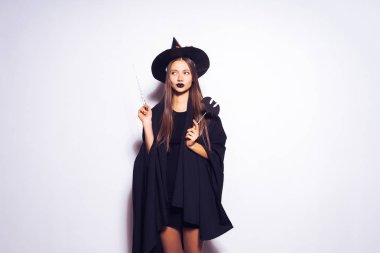 bir cadı, Cadılar Bayramı, sarı yaprakları ile süslenmiş büyük bir siyah şapka şeklinde genç seksi Gotik kız sihirli bir değnek onun elinde tutar.