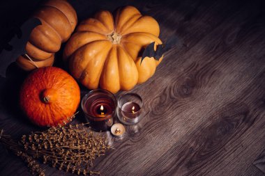 Cadılar Bayramı için ev dekorasyon için kompozisyon yalan kokulu mumlar yanan sarı ve turuncu kabak