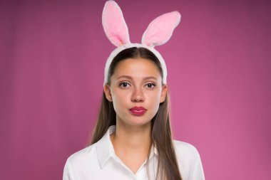 onun baş izole kameraya görünümlü pembe kulakları ile güzel dudaklar çekici kızla