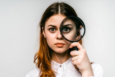 bir Büyüteç'i izole, tek gözlü sevimli kız görünüyor