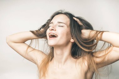 Kadın kıllar, hiçbir bahar beriberi ile sorunsuz gülümse, sevinç