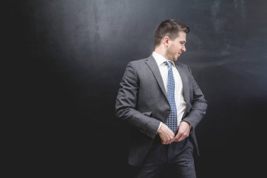 gri takım elbiseli bir genç adam çevirdim ve altına yara