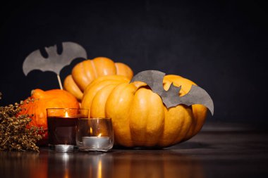 Cadılar Bayramı için bir ev dekorasyon için bir kompozisyon yalan sarı ve turuncu mum, mum yanıyor