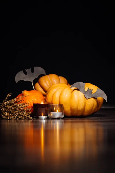 Een compositie voor het versieren van een huis voor halloween, liggen gele en oranje kaarsen, kaarsen branden — Stockfoto