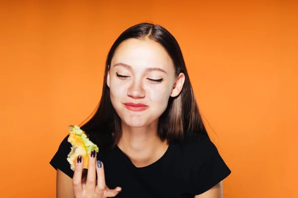 행복 소녀 무게를 잃고 싶어 하지만 칼로리 유해 햄버거를 먹고 — 스톡 사진