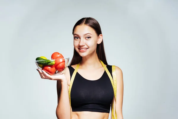 Mladá krásná dívka se dívá její zdraví a postavu, letišti s tabukou s užitečné zeleniny a ovoce — Stock fotografie