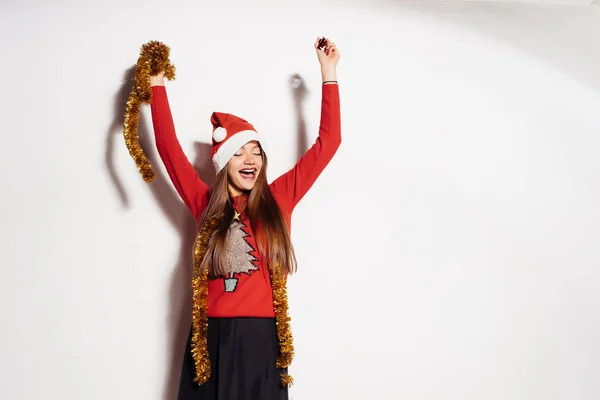 Menina feliz em um terno de ano novo em um fundo branco — Fotografia de Stock