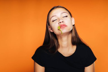 sinirli bir kız gözlerini kapatarak onun salata yiyor