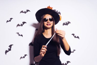 Cadı elbiseli kız sihirli bir değnek tutan