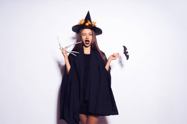 Kız cadı kostüm beyaz arka planı winks