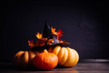 Cadılar Bayramı için şapkalı birkaç kabaklar