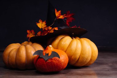 Cadılar Bayramı için dekore edilmiş bir kaç küçük kabak