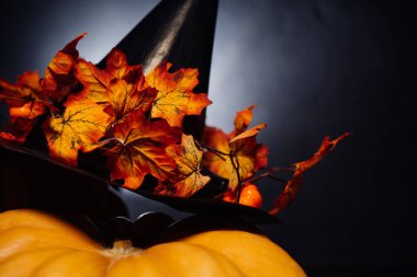 halloween Tema bir şapka ile dekore edilmiş küçük kabak