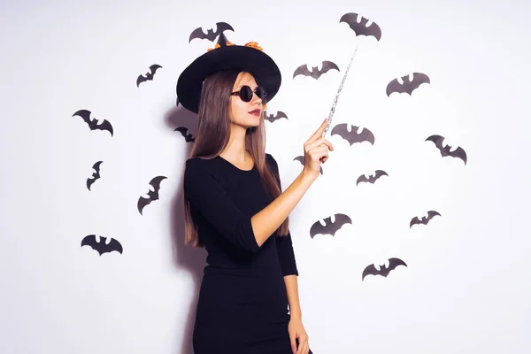 여자는 마녀 의상 박쥐, 둘러싸인 할로윈 테마 — 스톡 사진