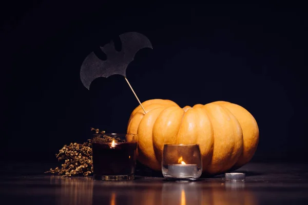 Abóbora pequena decorada em um tema de Halloween — Fotografia de Stock