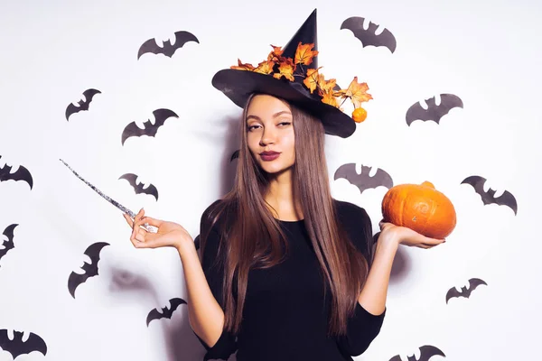 Meisje in een pak in een halloween thema omgeven door vleermuizen — Stockfoto