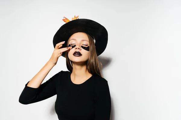 Chica pone en un maquillaje para un disfraz para Halloween — Foto de Stock