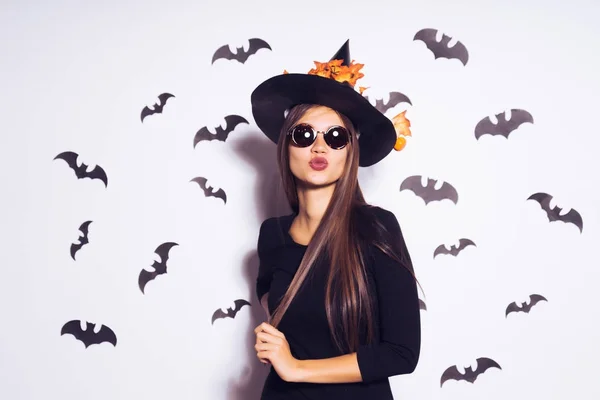 Meisje in een heks kostuum stuurt een lucht-kus — Stockfoto