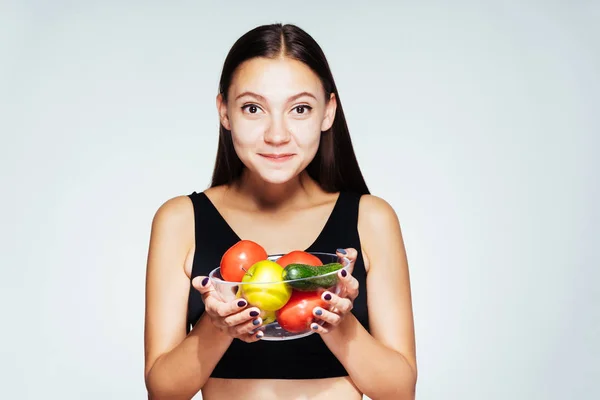 Mutlu kız bir kase sebze elinde tutan — Stok fotoğraf