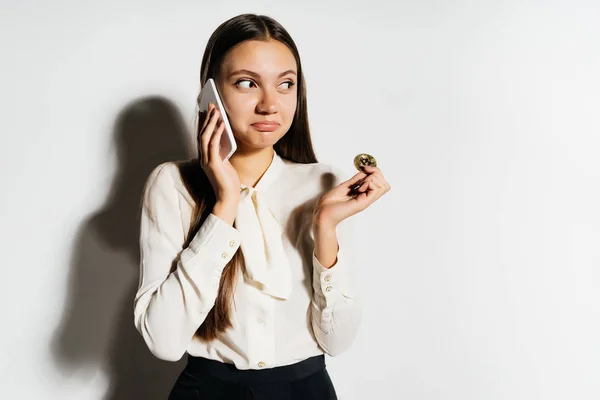 Surpresa menina frustrada aprende más notícias por telefone — Fotografia de Stock