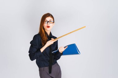 Kızıl saçlı kız gözlüklü bir uzun satırı ve elleri klasöründe düzenliyor ve doğrudan kameraya bakıyor