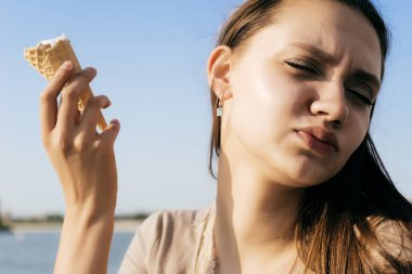 Kız lezzetli dondurma yiyor. güzel kız yürüyüş zevk gözlerinden kapattı