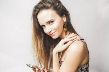 Smartphone gülümseyen flört mutlu genç kadın yaz