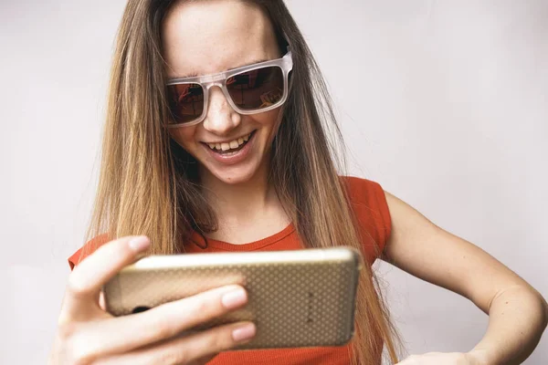 Donna felice che fa selfie, bella ragazza in occhiali da sole — Foto Stock