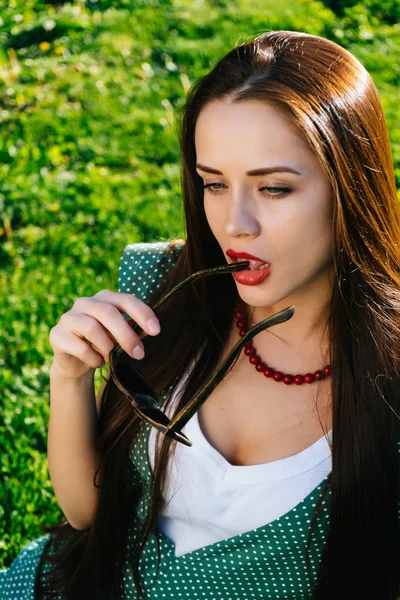 Frau mit Brille, Mädchen mit Sonnenbrille, Kopierraum, sexy Mädchen mit rotem Lippenstift — Stockfoto