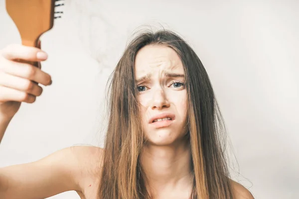 Mulher perdeu cabelos no pente, menina triste com cabelo longo, isolado — Fotografia de Stock