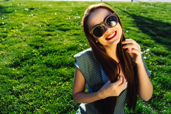 Joven sonriente mujer en gafas de sol outdoor.girl en gafas — Foto de Stock