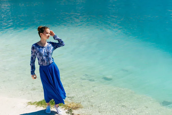 Joven mujer de belleza en la playa, fondo de viaje de verano de agua azul —  Fotos de Stock