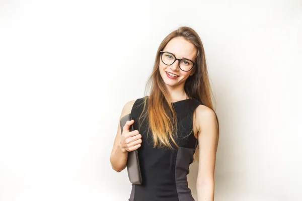 Giovane insegnante donna isolata con tablet, tecnologia. bella ragazza in abito nero — Foto Stock